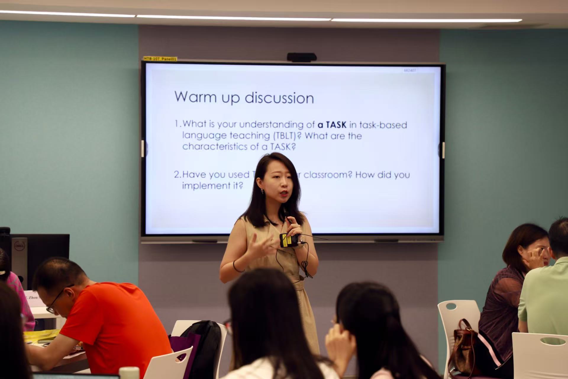 Sihan Zhou leading a task-based language teaching workshop